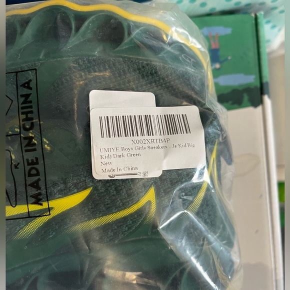 Green size little kids 2 athletic shoe never worn, wrong size and never returned - Picture 2 of 2